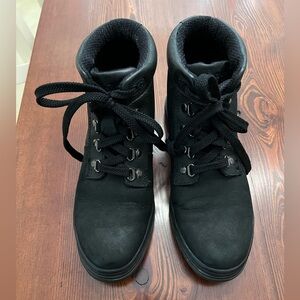 Timberland hiking boots for women. Black leather.